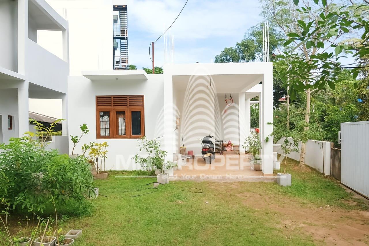 HOUSE FOR SALE KIRIBATHGODA TOWN